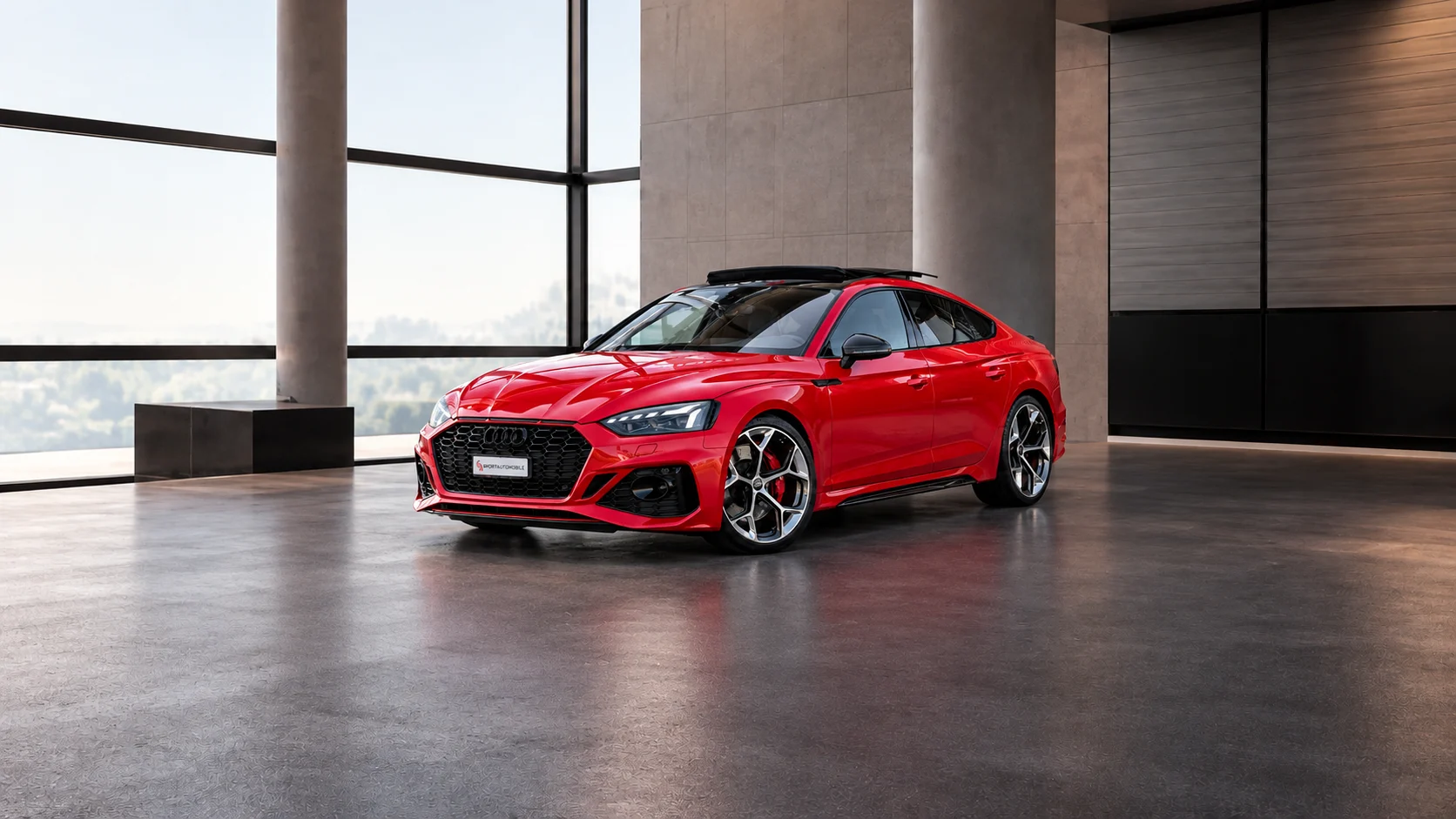 Roter Audi RS 5 Sportback mit Sport-Automobile-Kennzeichen in einem modernen Showroom
