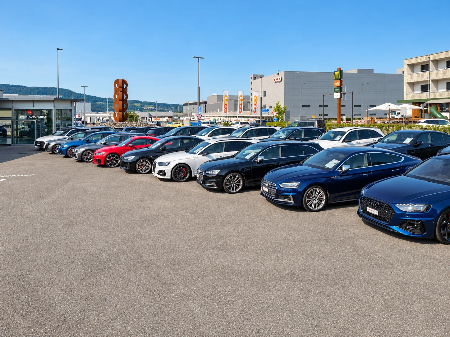 Gepflegte Audi-Sportwagen in einer Reihe auf dem Aussenplatz von Sport Automobile